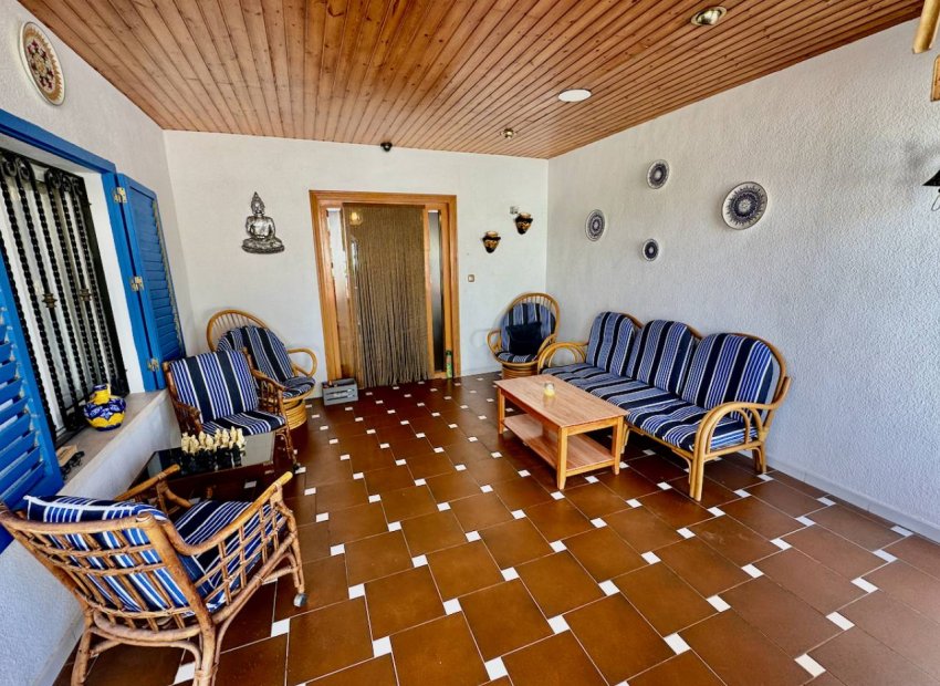 Villa de lujo con piscina privada, pista de tenis y vistas panorámicas en Castalla