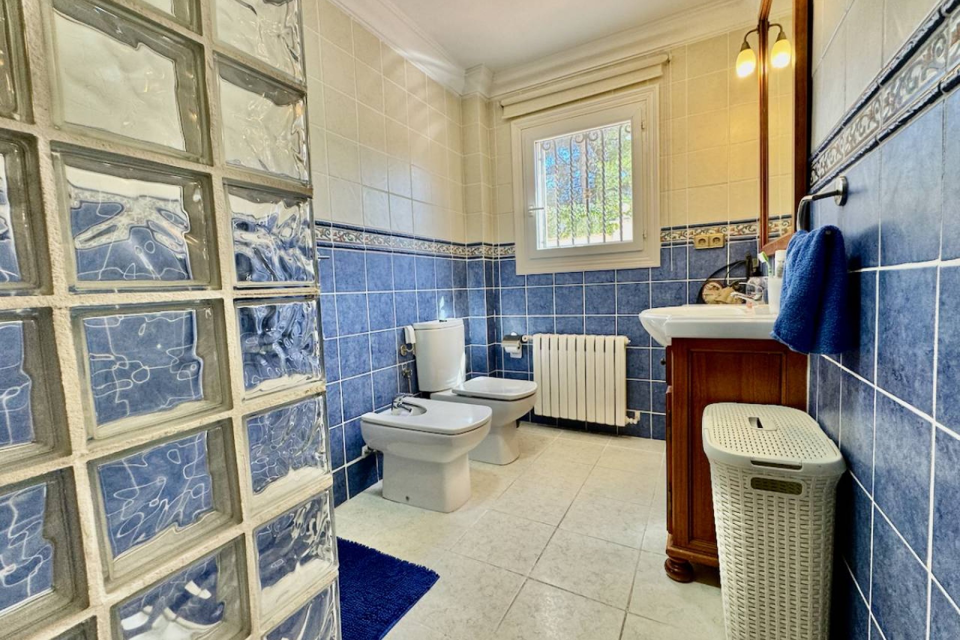 Villa de lujo con piscina privada, pista de tenis y vistas panorámicas en Castalla