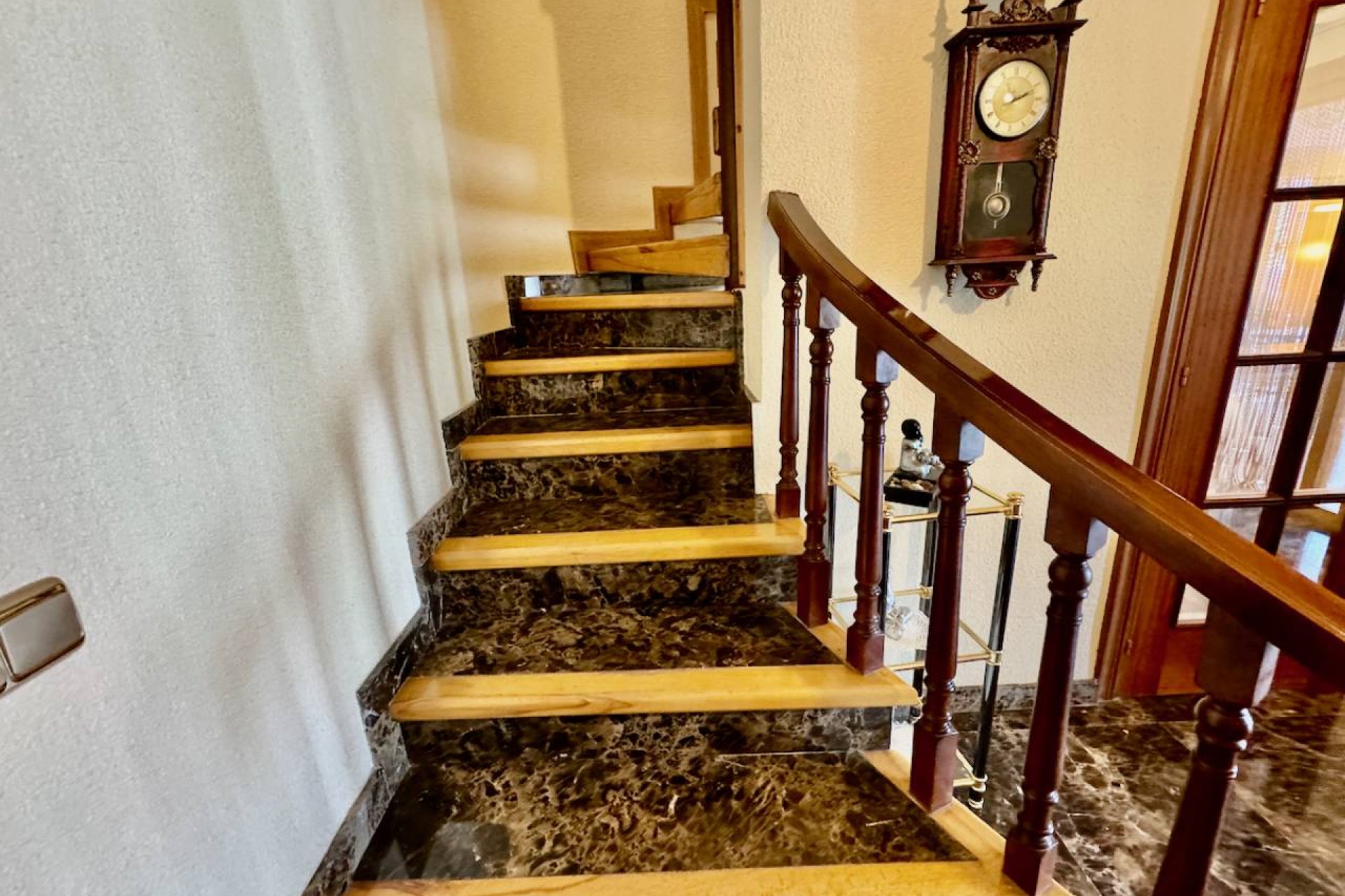 Villa de lujo con piscina privada, pista de tenis y vistas panorámicas en Castalla