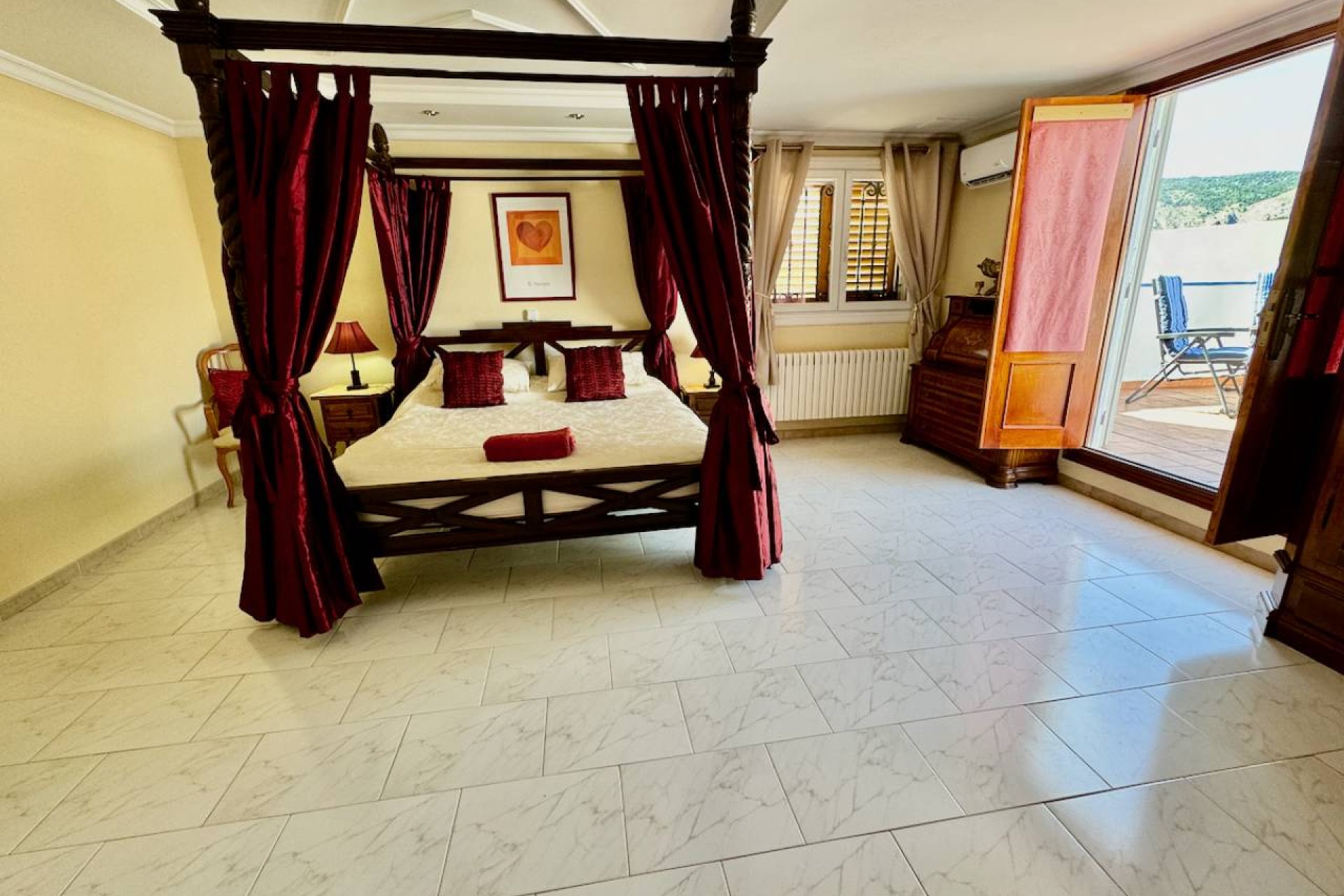 Villa de lujo con piscina privada, pista de tenis y vistas panorámicas en Castalla