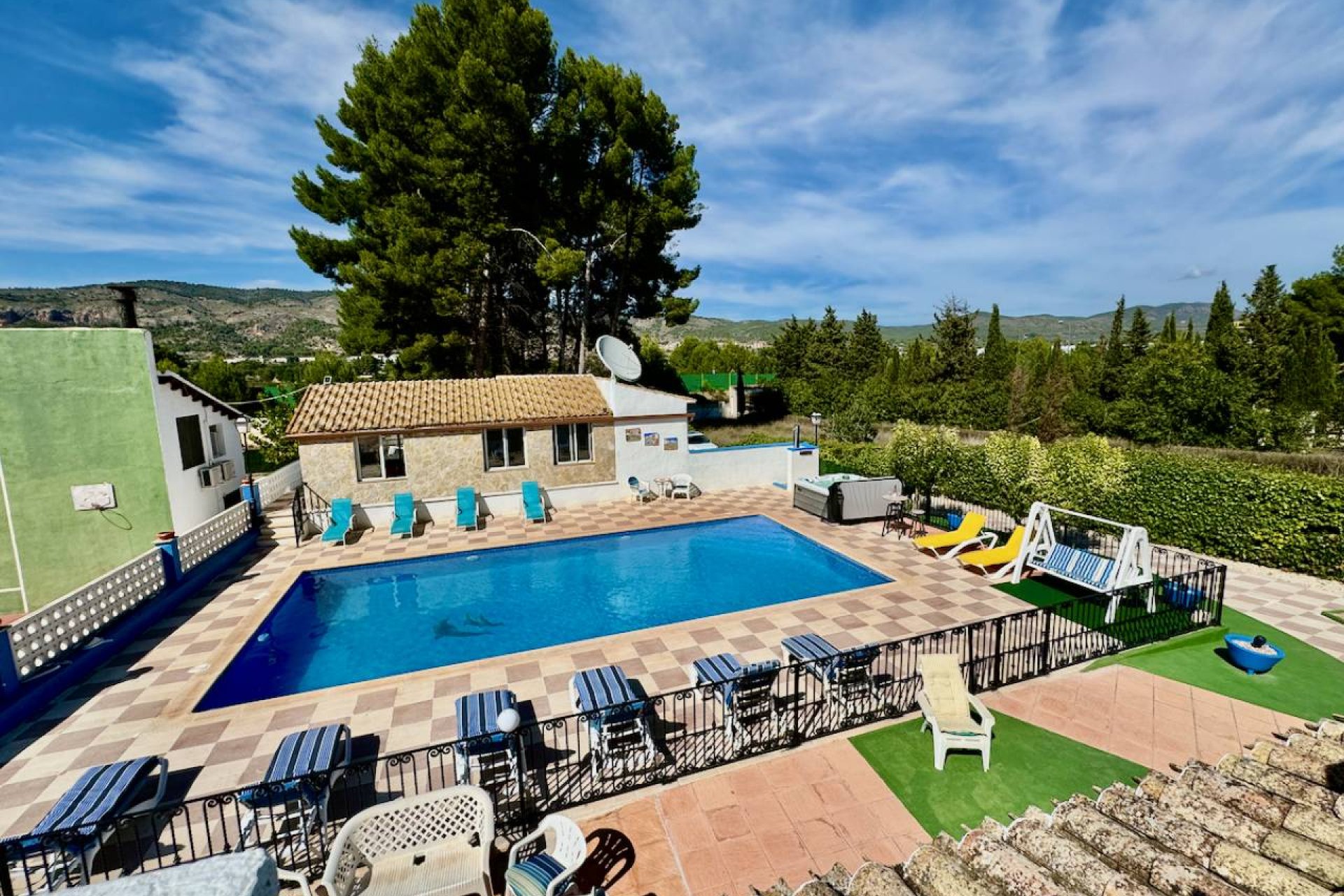 Villa de lujo con piscina privada, pista de tenis y vistas panorámicas en Castalla