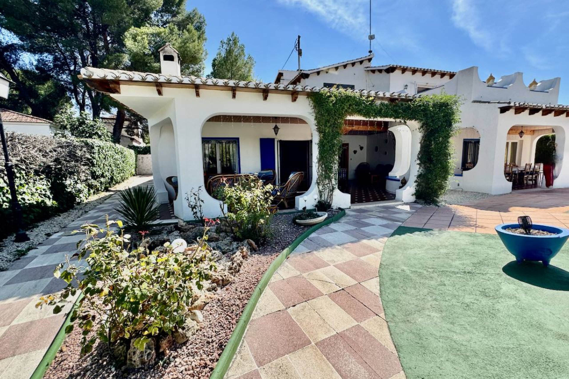 Villa de lujo con piscina privada, pista de tenis y vistas panorámicas en Castalla