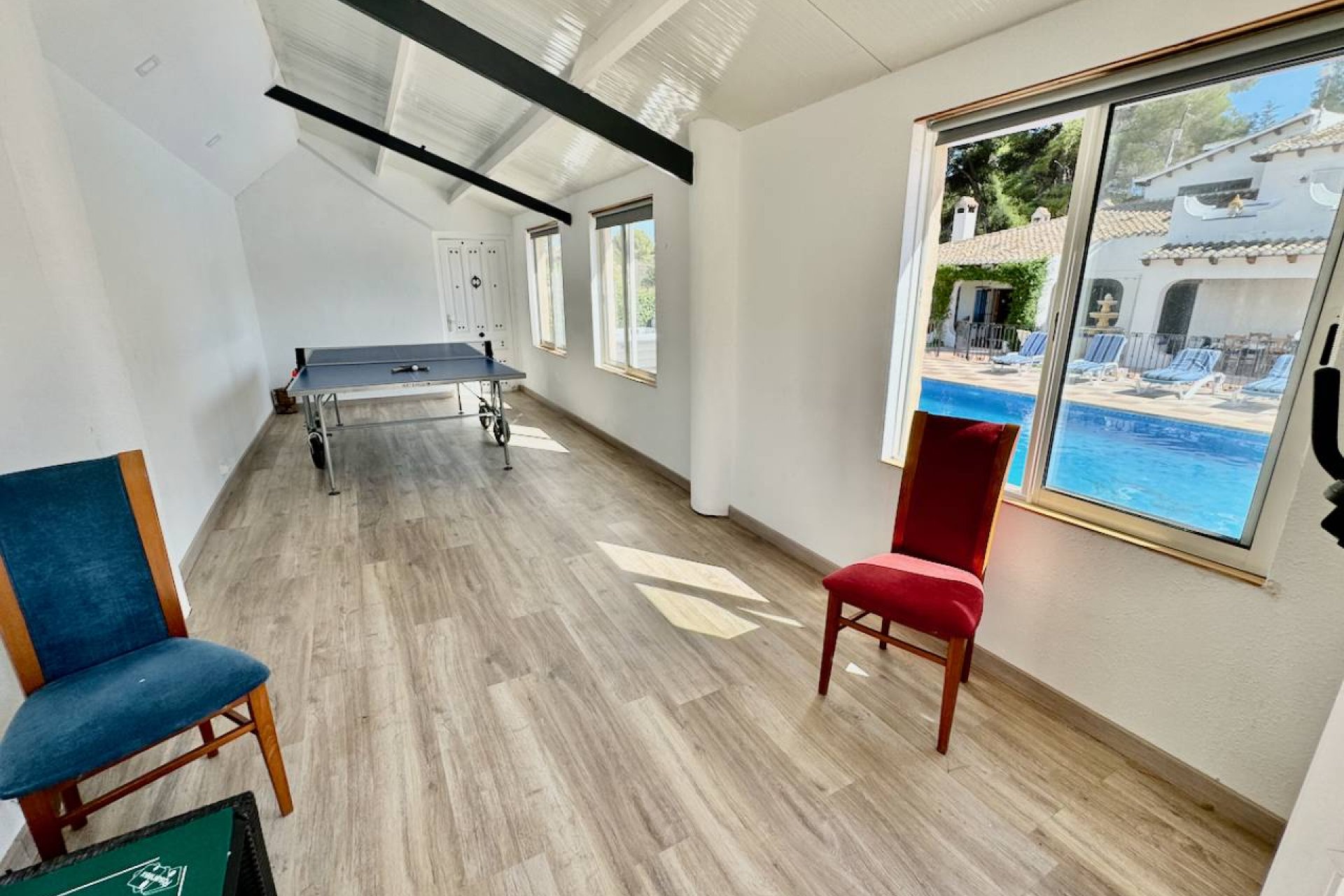 Villa de lujo con piscina privada, pista de tenis y vistas panorámicas en Castalla