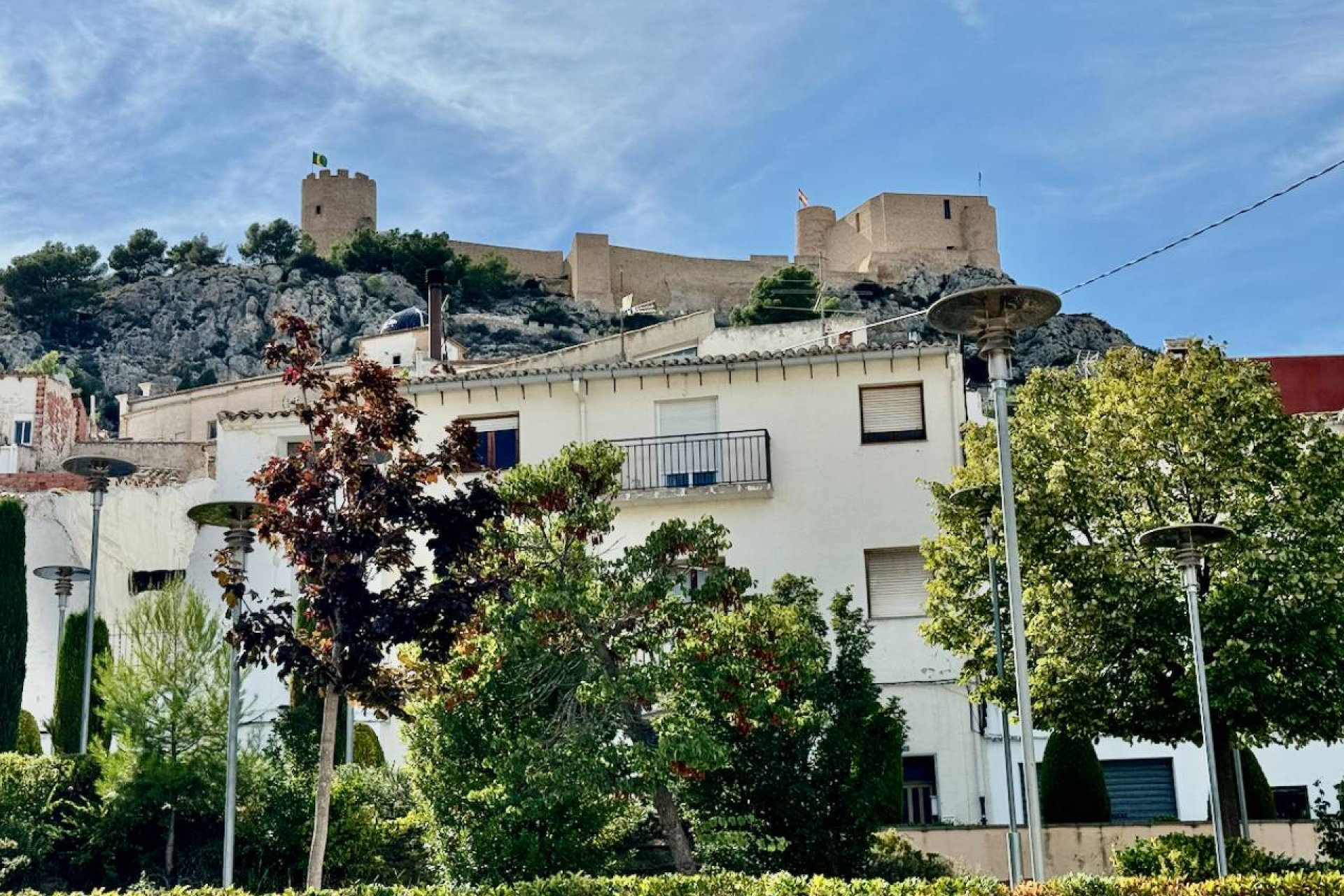 Villa de lujo con piscina privada, pista de tenis y vistas panorámicas en Castalla