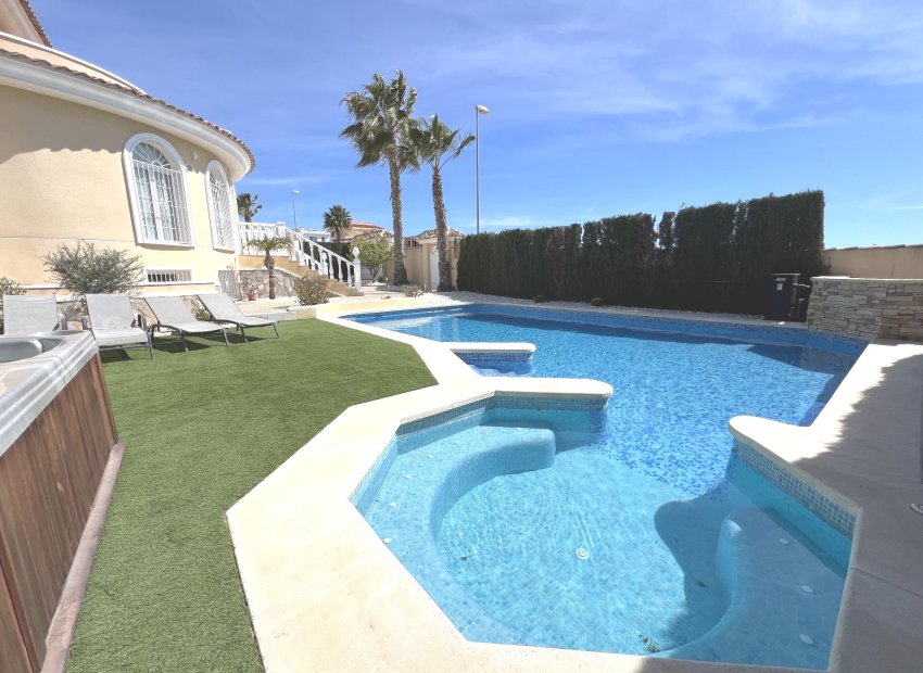 Villa de lujo con piscina privada, sauna y vistas al mar en Ciudad Quesada, cerca del campo de golf