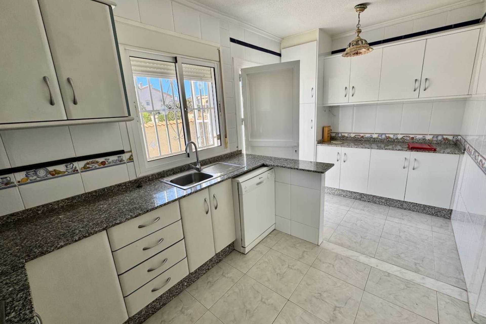 Villa de lujo con piscina privada, vistas al mar y paneles solares en Ciudad Quesada