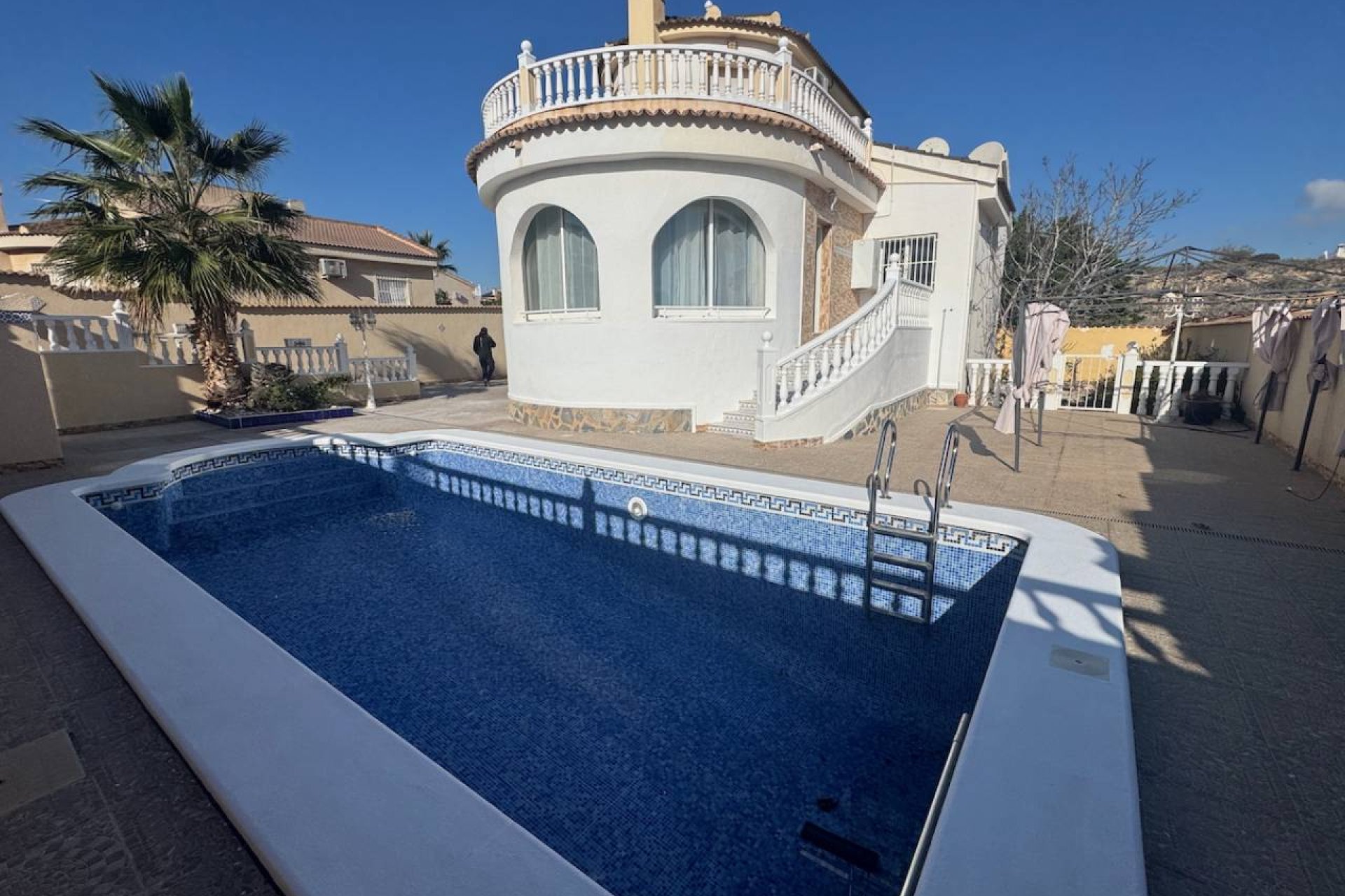Villa de lujo con piscina privada, vistas al mar y paneles solares en Ciudad Quesada
