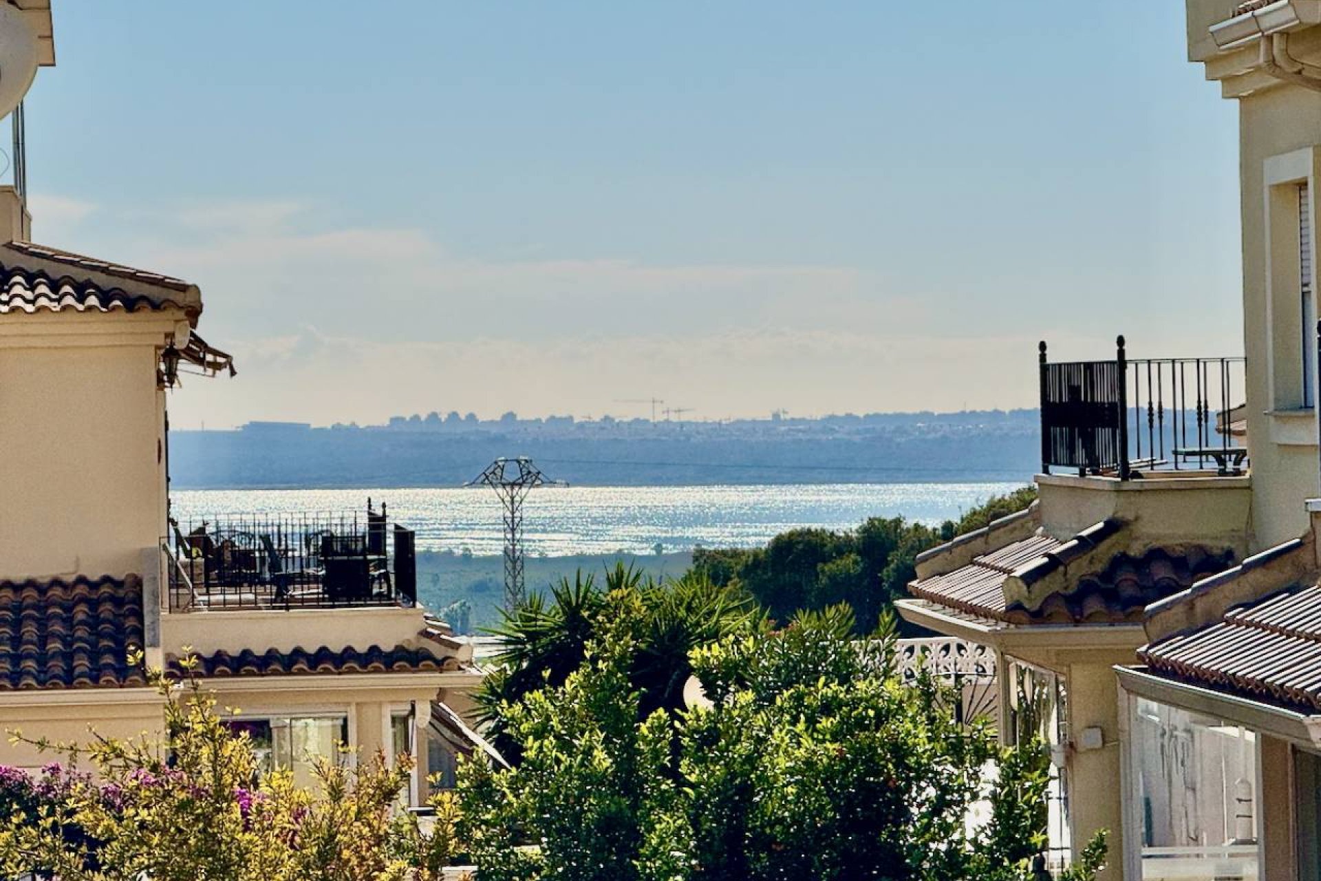 Villa de lujo con piscina privada, vistas al mar y paneles solares en Ciudad Quesada