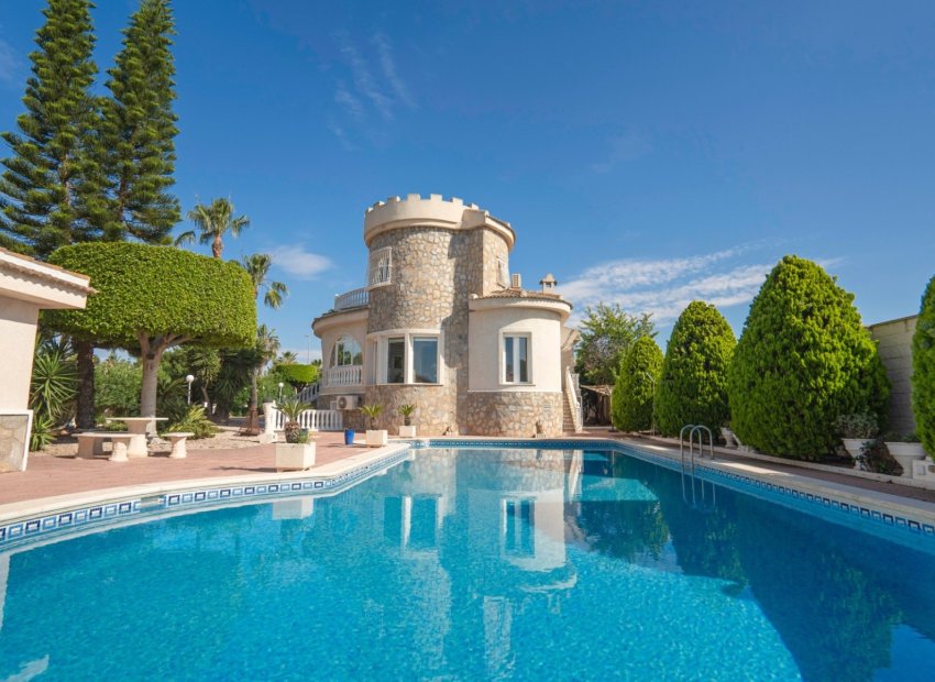 Villa de lujo con piscina privada y 5 dormitorios en Ciudad Quesada, Alicante