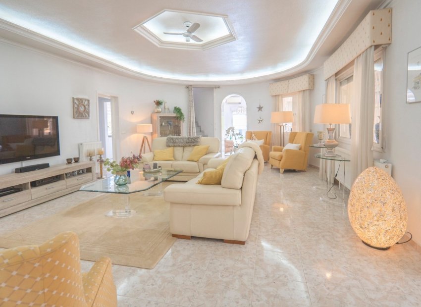 Villa de lujo con piscina privada y 5 dormitorios en Ciudad Quesada, Alicante