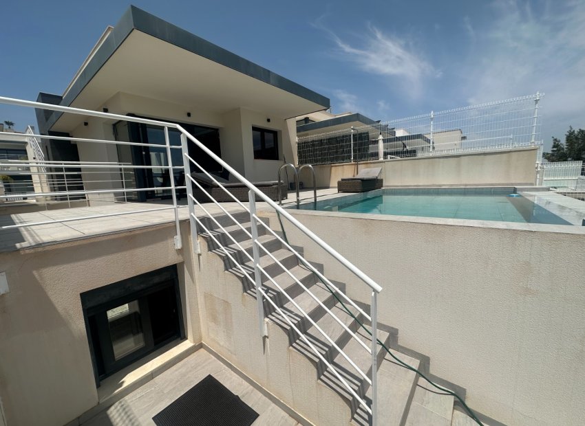 Villa de lujo con piscina privada y 5 dormitorios en San Miguel de Salinas