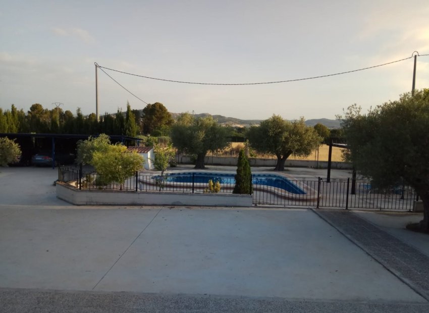 Villa de lujo con piscina privada y amplio jardín en Yecla, cerca del centro de la ciudad