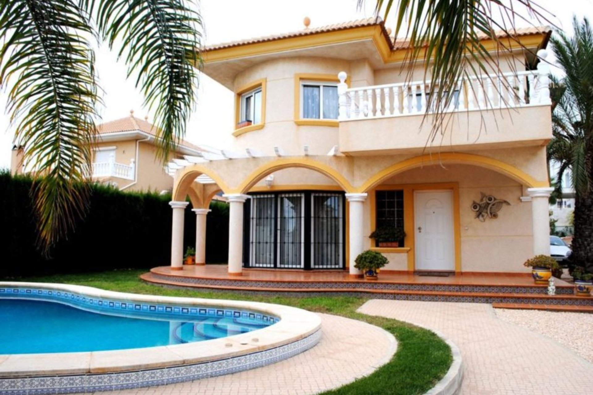 Villa de lujo con piscina privada y garaje en La Zenia