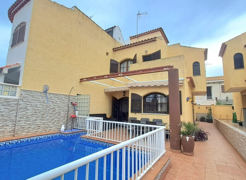 Villa de lujo con piscina privada y jardín en Torrevieja, 3 dormitorios, 2 baños