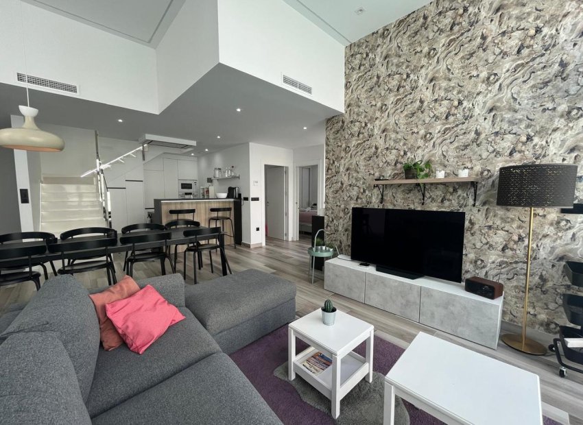 Villa de lujo con piscina privada y vistas al mar en Torrevieja, cerca de los Lagos Rosados