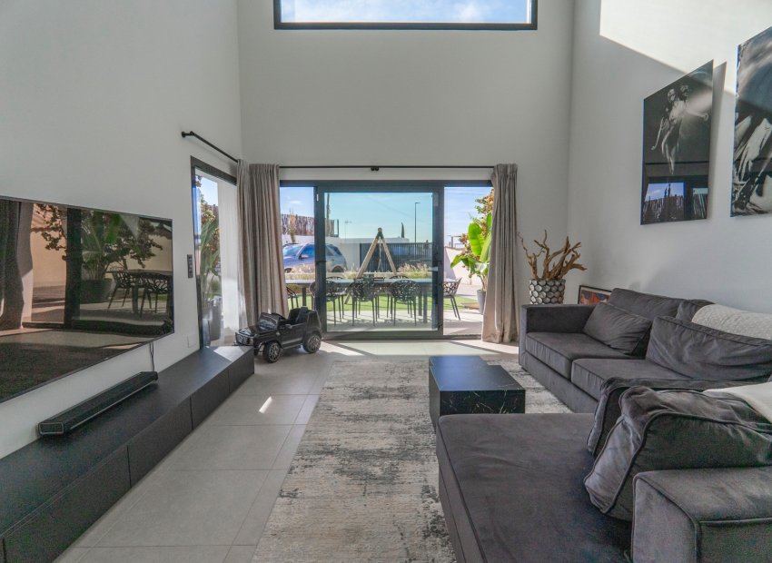 Villa de lujo con piscina privada y vistas panorámicas en Ciudad Quesada