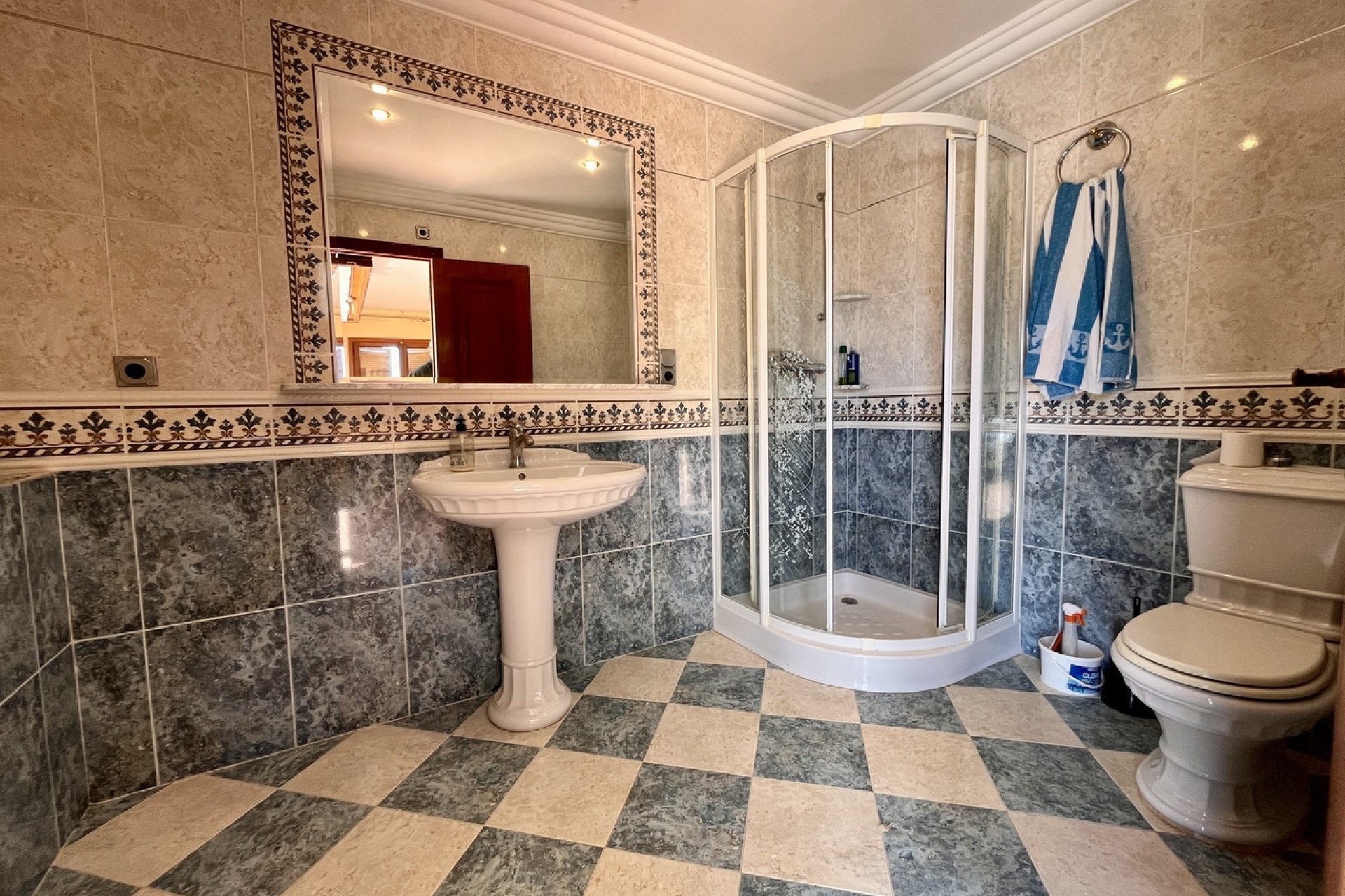 Villa de lujo con vistas al mar, piscina privada y amplio jardín en La Nucía, Costa Blanca