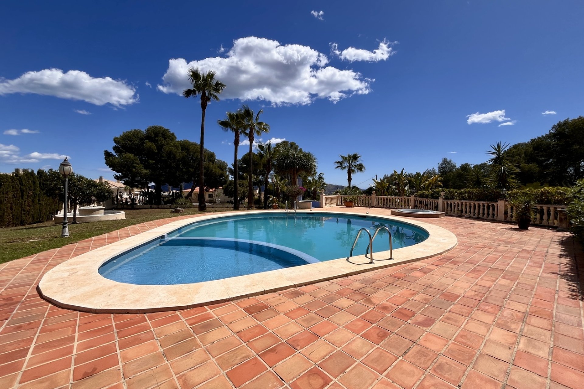 Villa de lujo con vistas al mar, piscina privada y amplio jardín en La Nucía, Costa Blanca