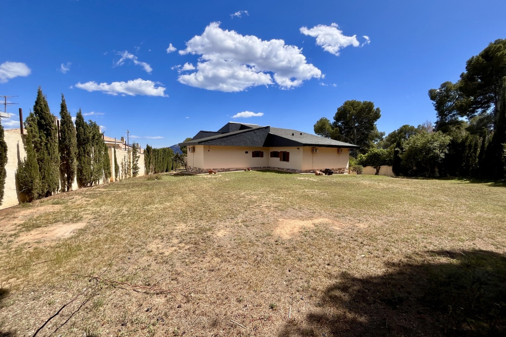 Villa de lujo con vistas al mar, piscina privada y amplio jardín en La Nucía, Costa Blanca