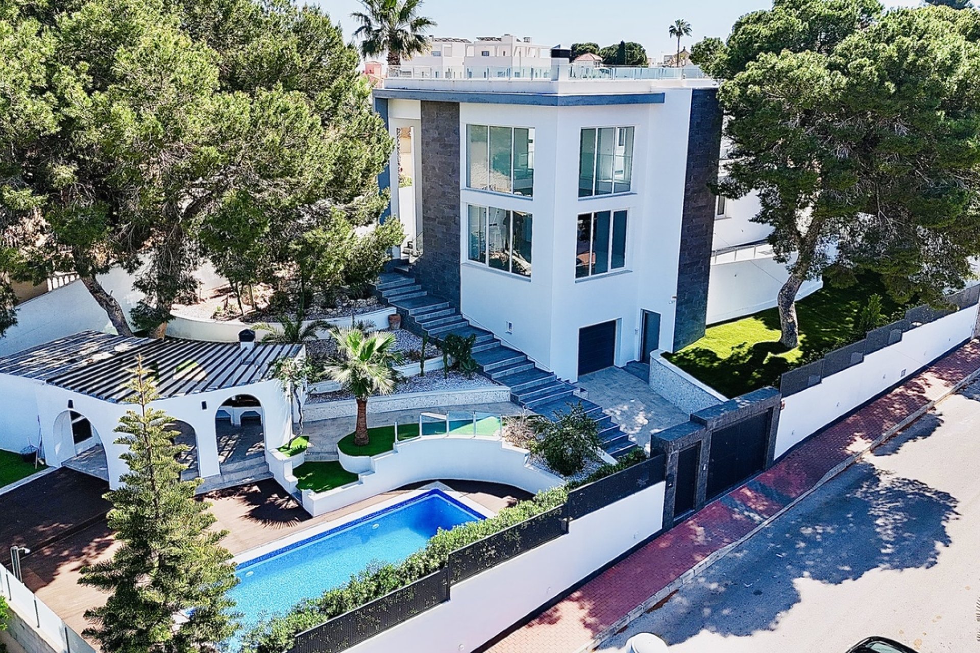 Villa de lujo con vistas al mar y piscina privada en Torrevieja