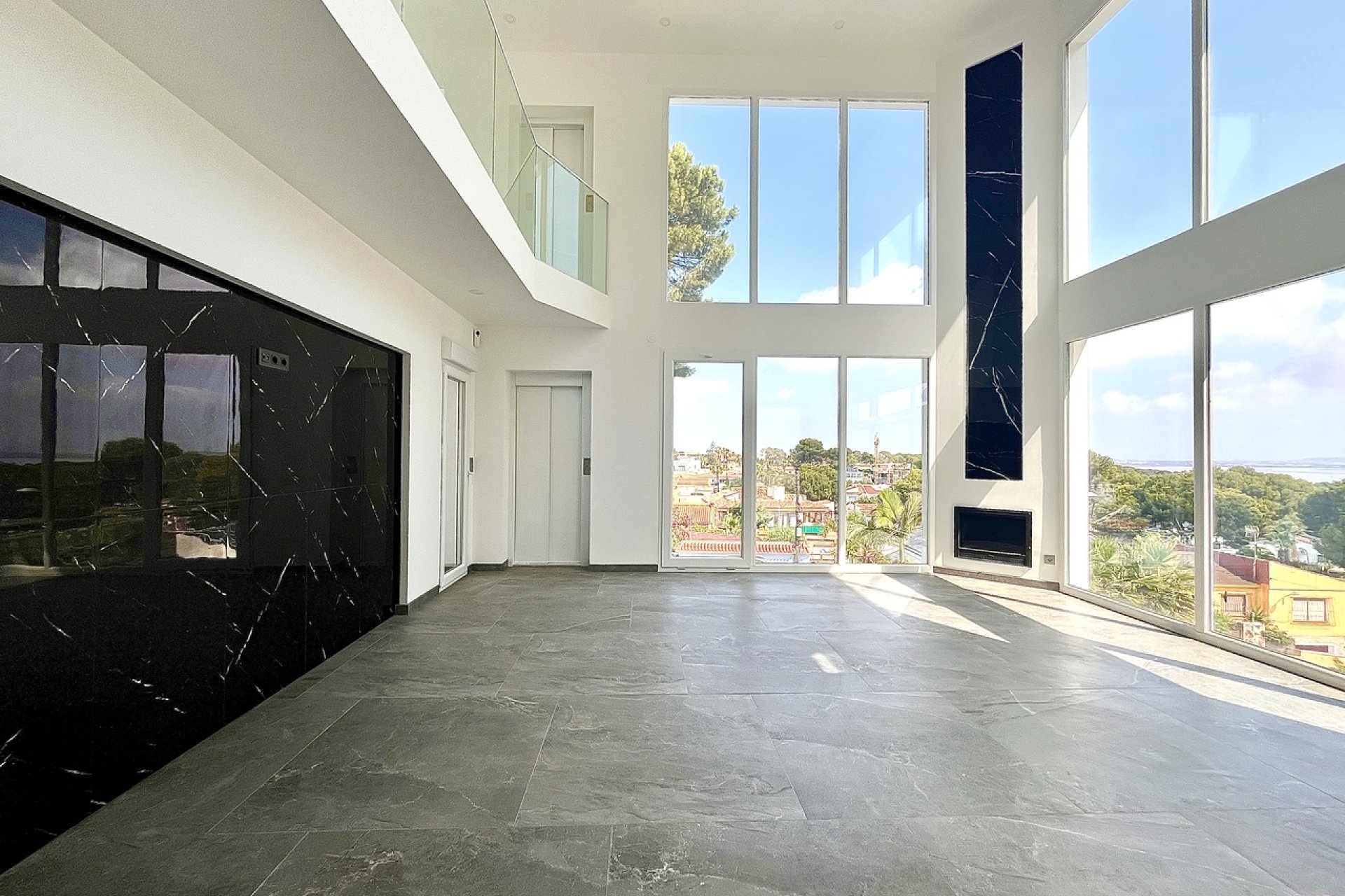 Villa de lujo con vistas al mar y piscina privada en Torrevieja