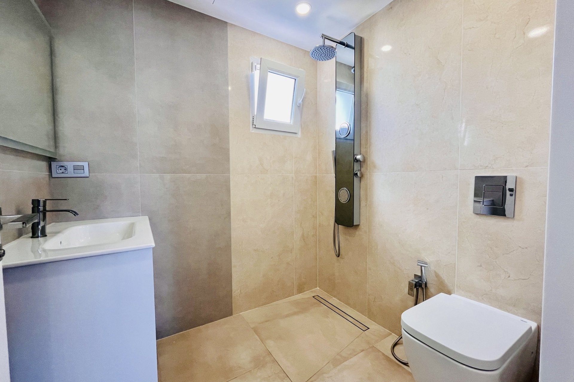 Villa de lujo con vistas al mar y piscina privada en Torrevieja