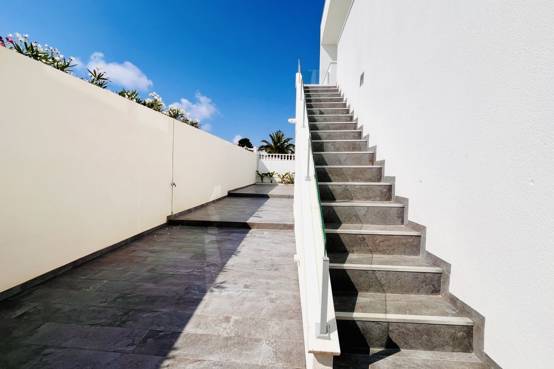 Villa de lujo con vistas al mar y piscina privada en Torrevieja