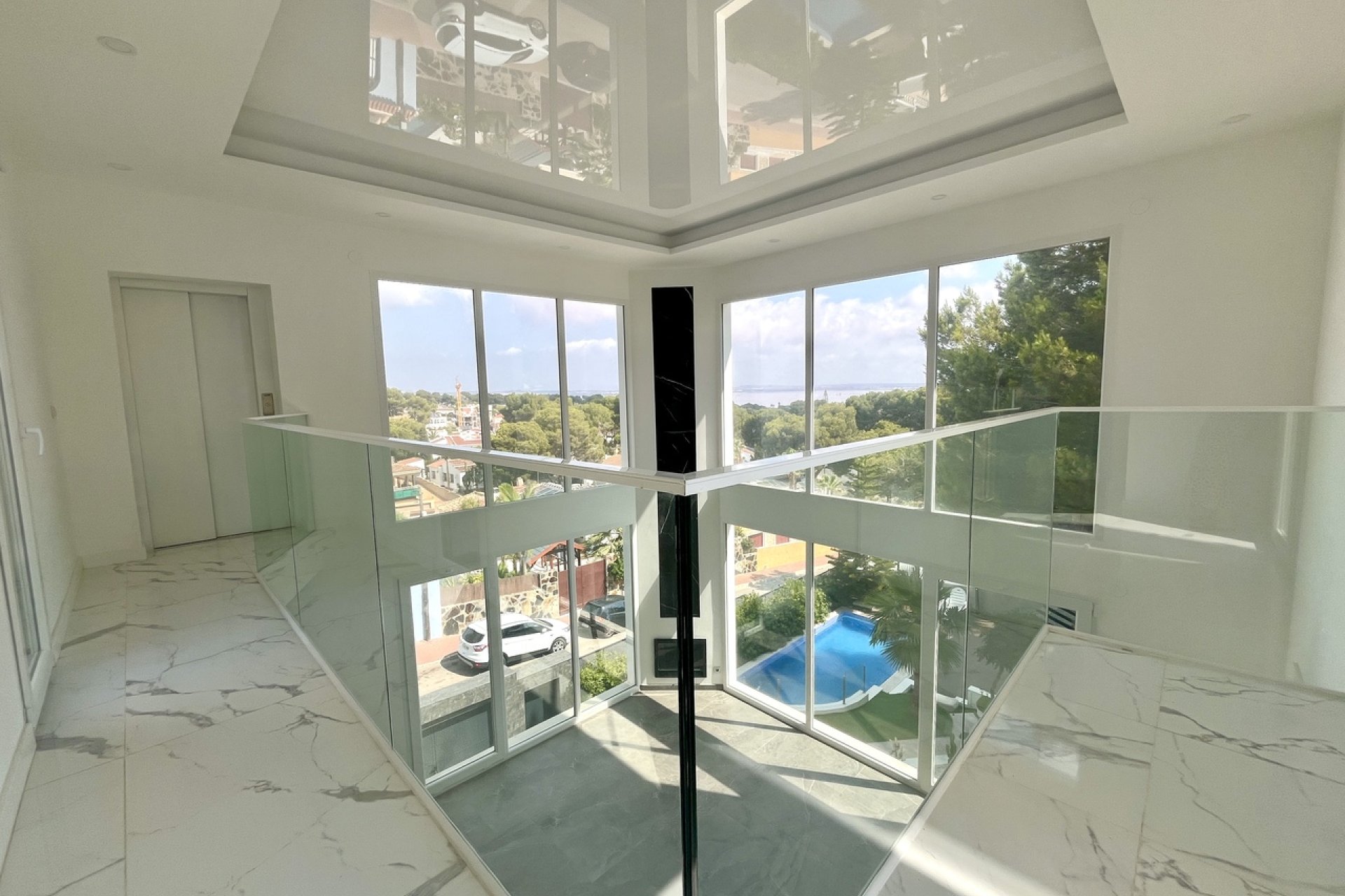 Villa de lujo con vistas al mar y piscina privada en Torrevieja
