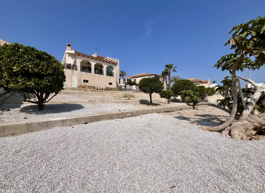 Villa de lujo con vistas panorámicas y amplia parcela en San Miguel de Salinas