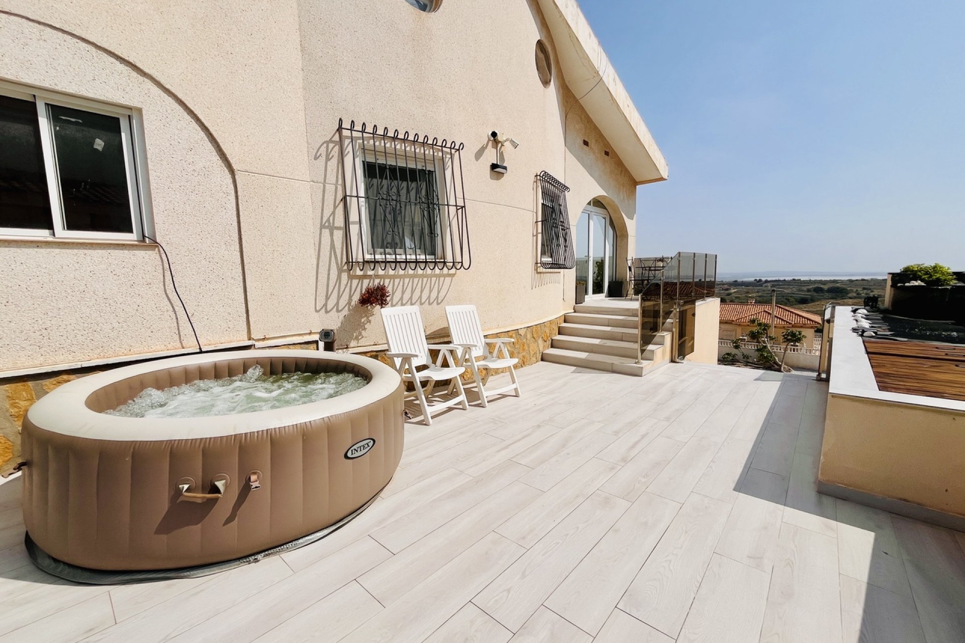 Villa de lujo con vistas panorámicas y amplia parcela en San Miguel de Salinas
