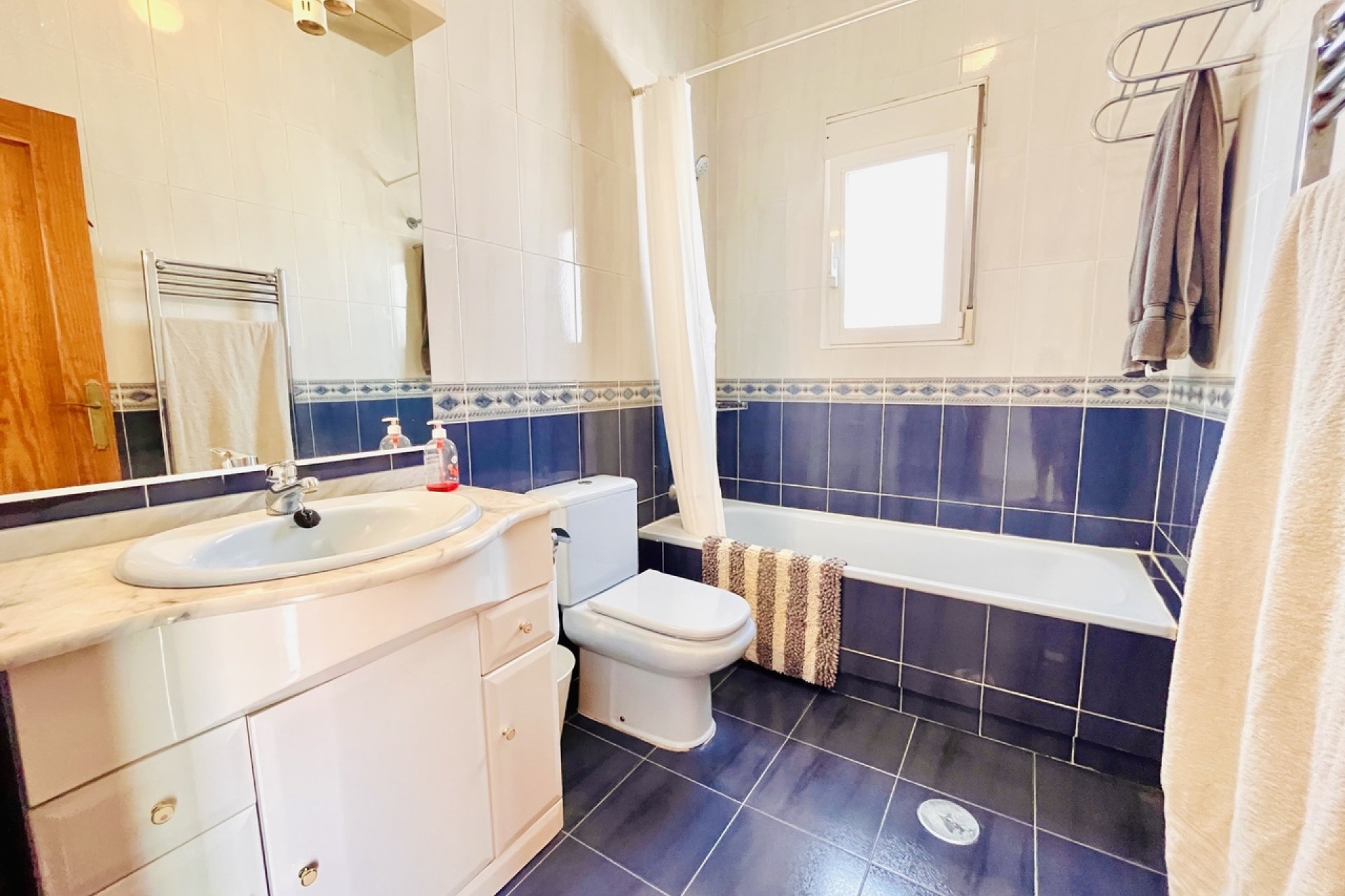 Villa de lujo con vistas panorámicas y amplia parcela en San Miguel de Salinas