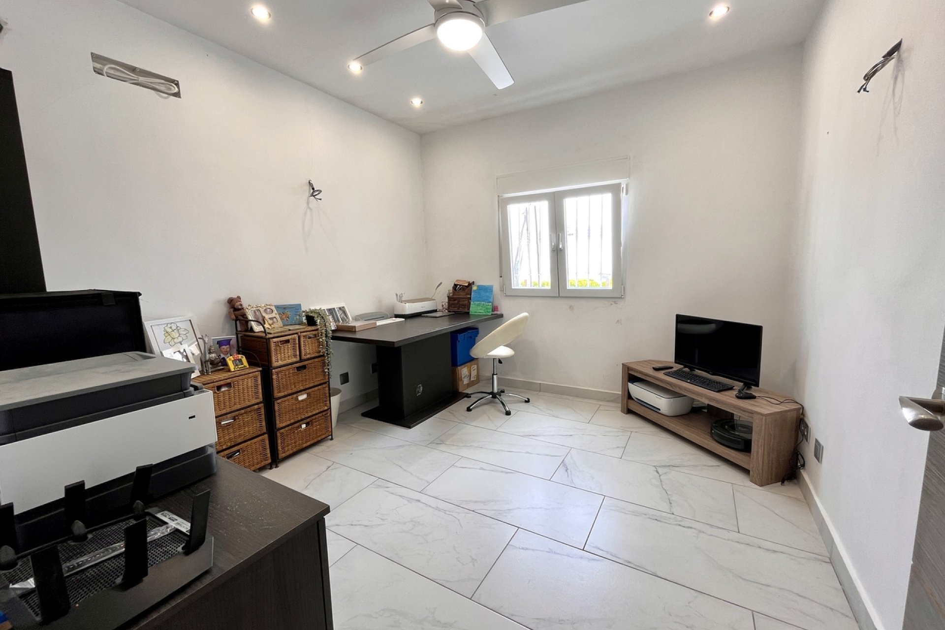 Villa de lujo con vistas panorámicas y amplia parcela en San Miguel de Salinas