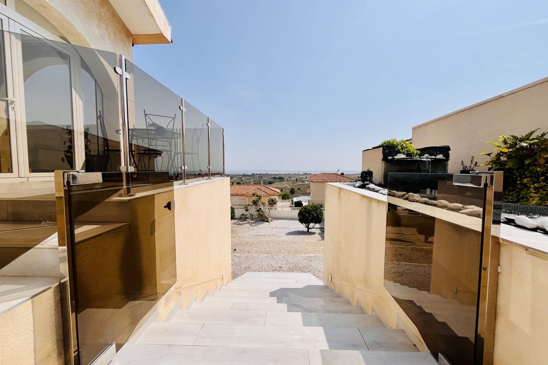 Villa de lujo con vistas panorámicas y amplia parcela en San Miguel de Salinas