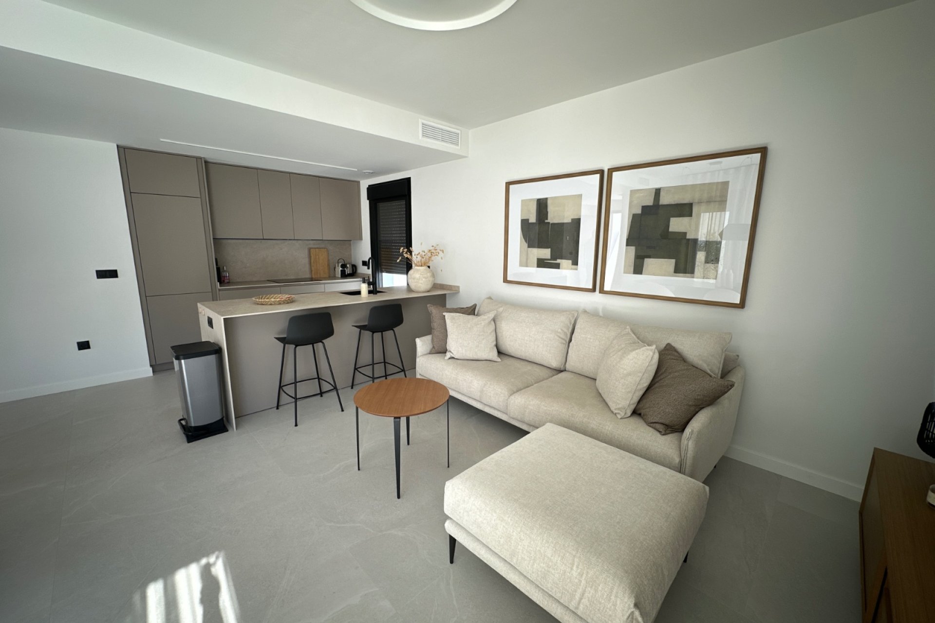 Villa de lujo de 4 dormitorios con piscina privada, lista para entrar a vivir, en Ciudad Quesada