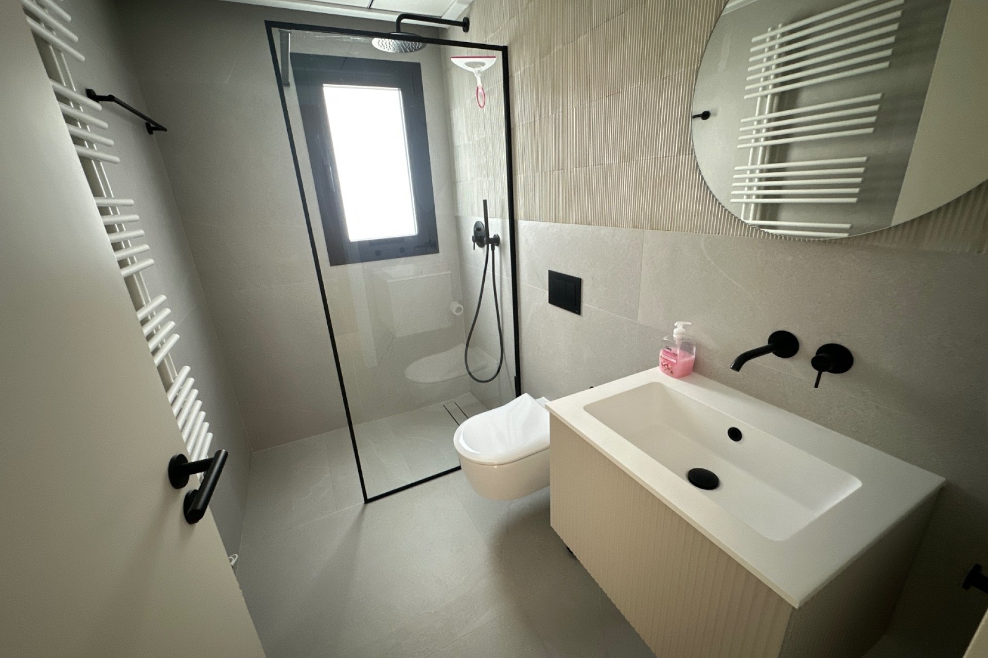 Villa de lujo de 4 dormitorios con piscina privada, lista para entrar a vivir, en Ciudad Quesada