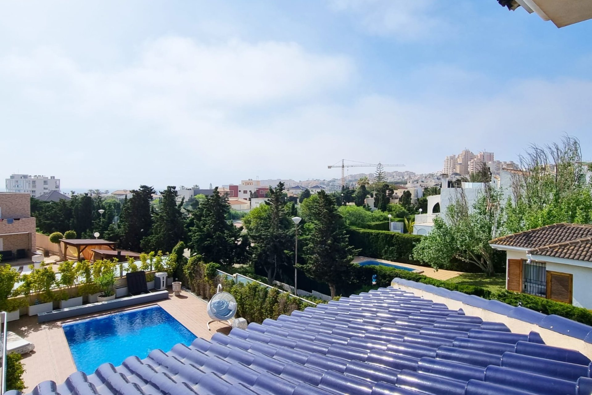 Villa de lujo de 5 dormitorios con piscina privada y vistas al mar en Torrevieja