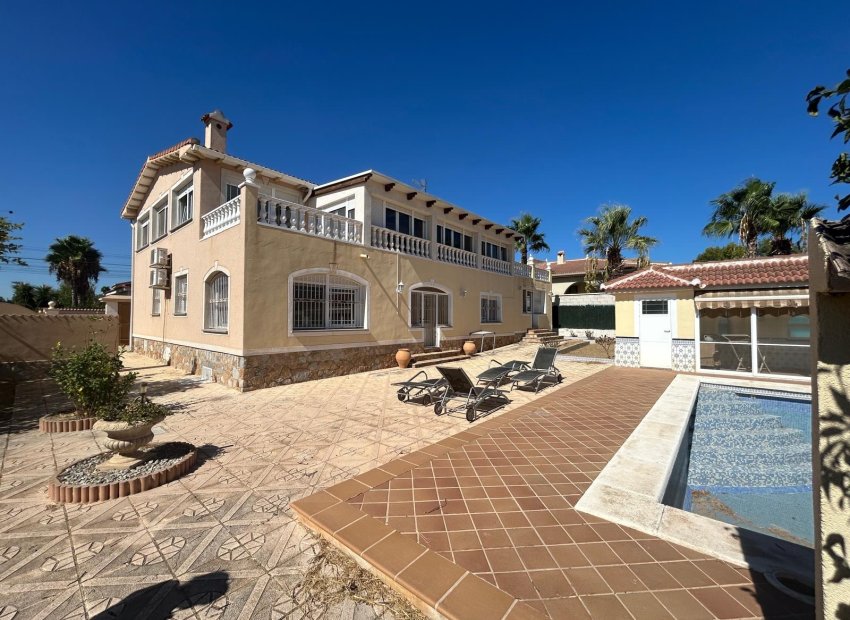 Villa de lujo de 6 dormitorios con casa de invitados y piscina privada en Ciudad Quesada