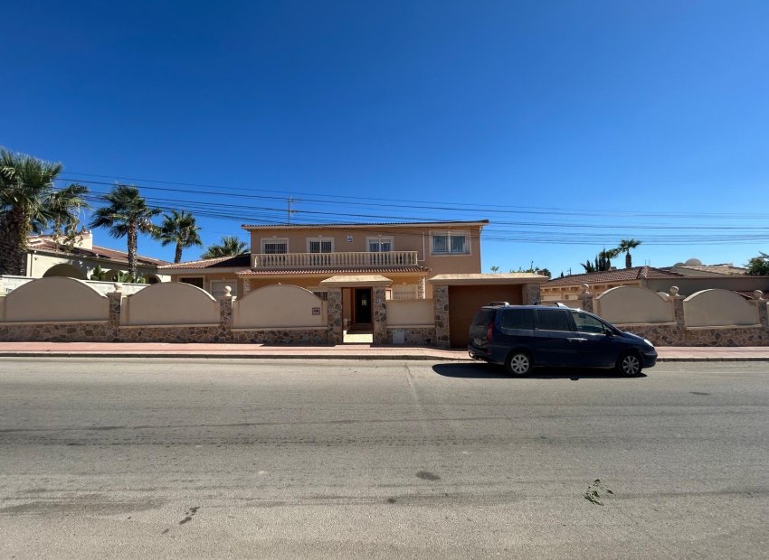 Villa de lujo de 6 dormitorios con casa de invitados y piscina privada en Ciudad Quesada