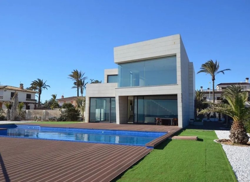 Villa de lujo de 6 dormitorios con vistas al mar y piscina privada en Orihuela Costa