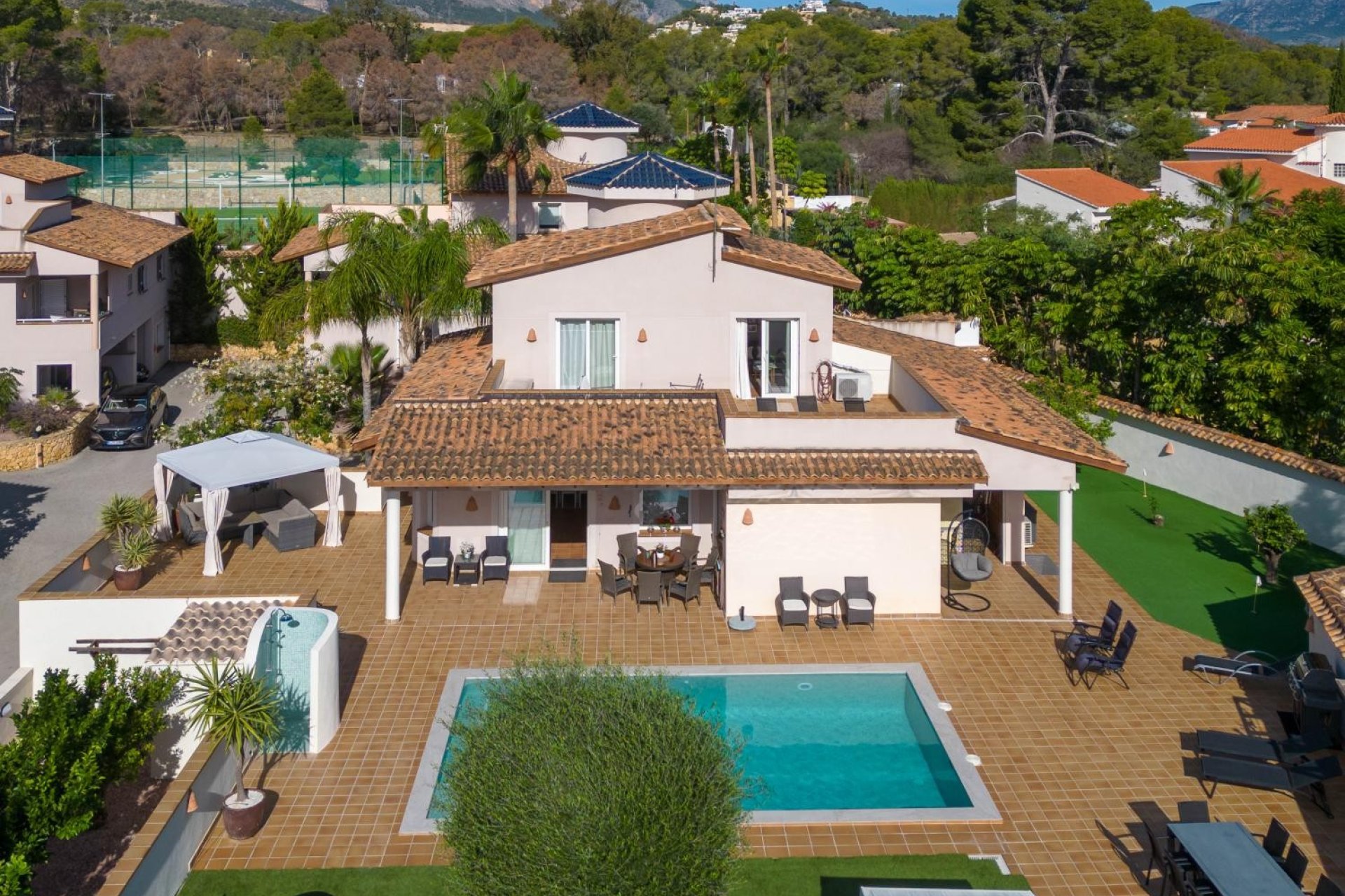 Villa de lujo de 7 dormitorios con piscina privada y vistas al mar en Alfaz del Pi