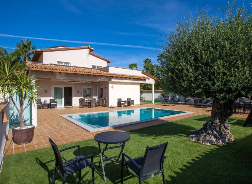 Villa de lujo de 7 dormitorios con piscina privada y vistas al mar en Alfaz del Pi