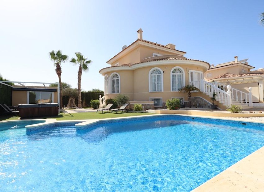 Villa de lujo en Ciudad Quesada con 5 dormitorios, piscina privada y vistas