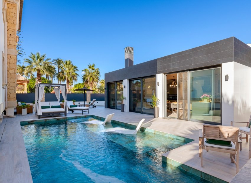 Villa de lujo en Jacarilla: 5 dormitorios, piscina privada y gimnasio