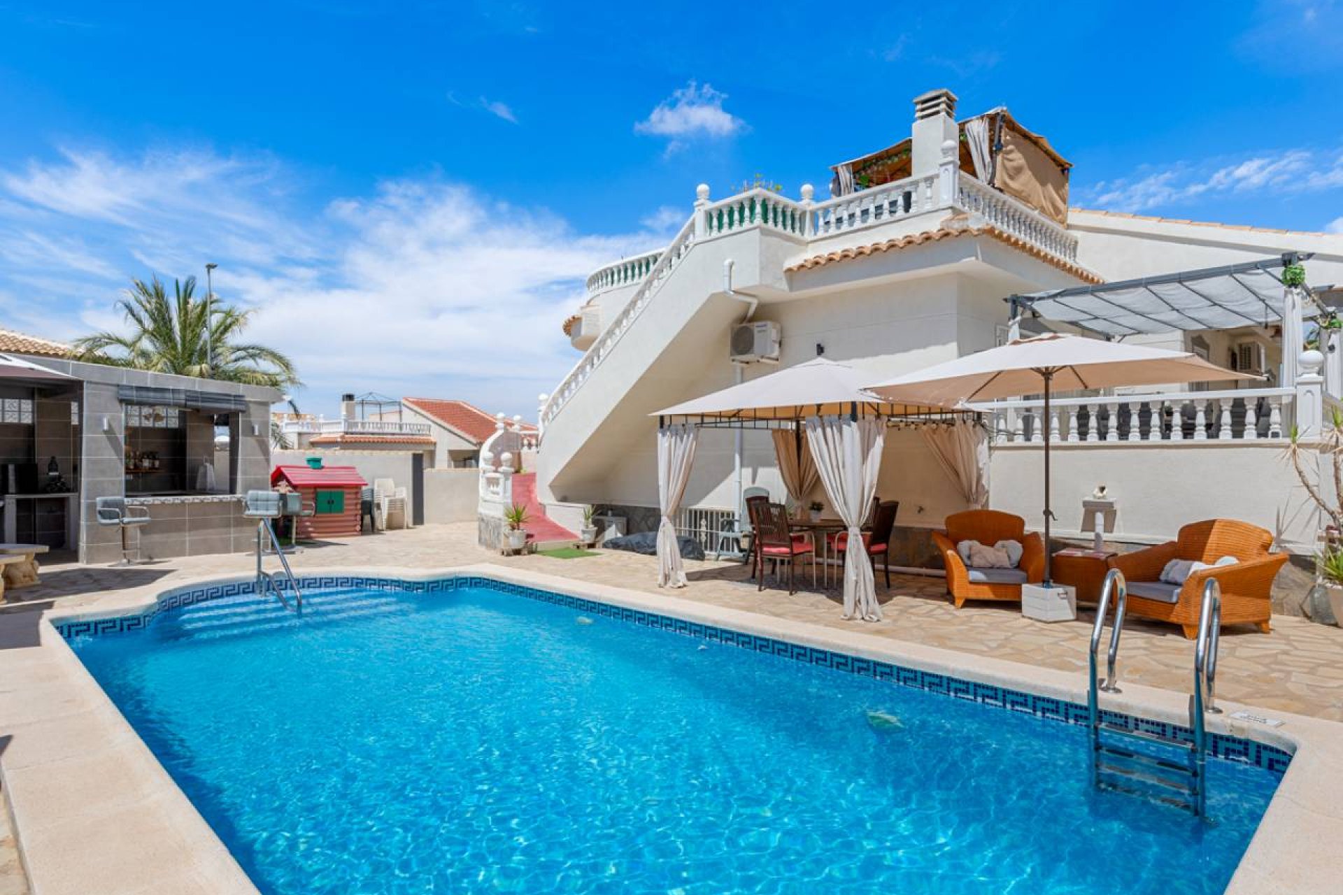 Villa de lujo independiente de 6 dormitorios, con piscina privada y apartamento independiente en Benijófar