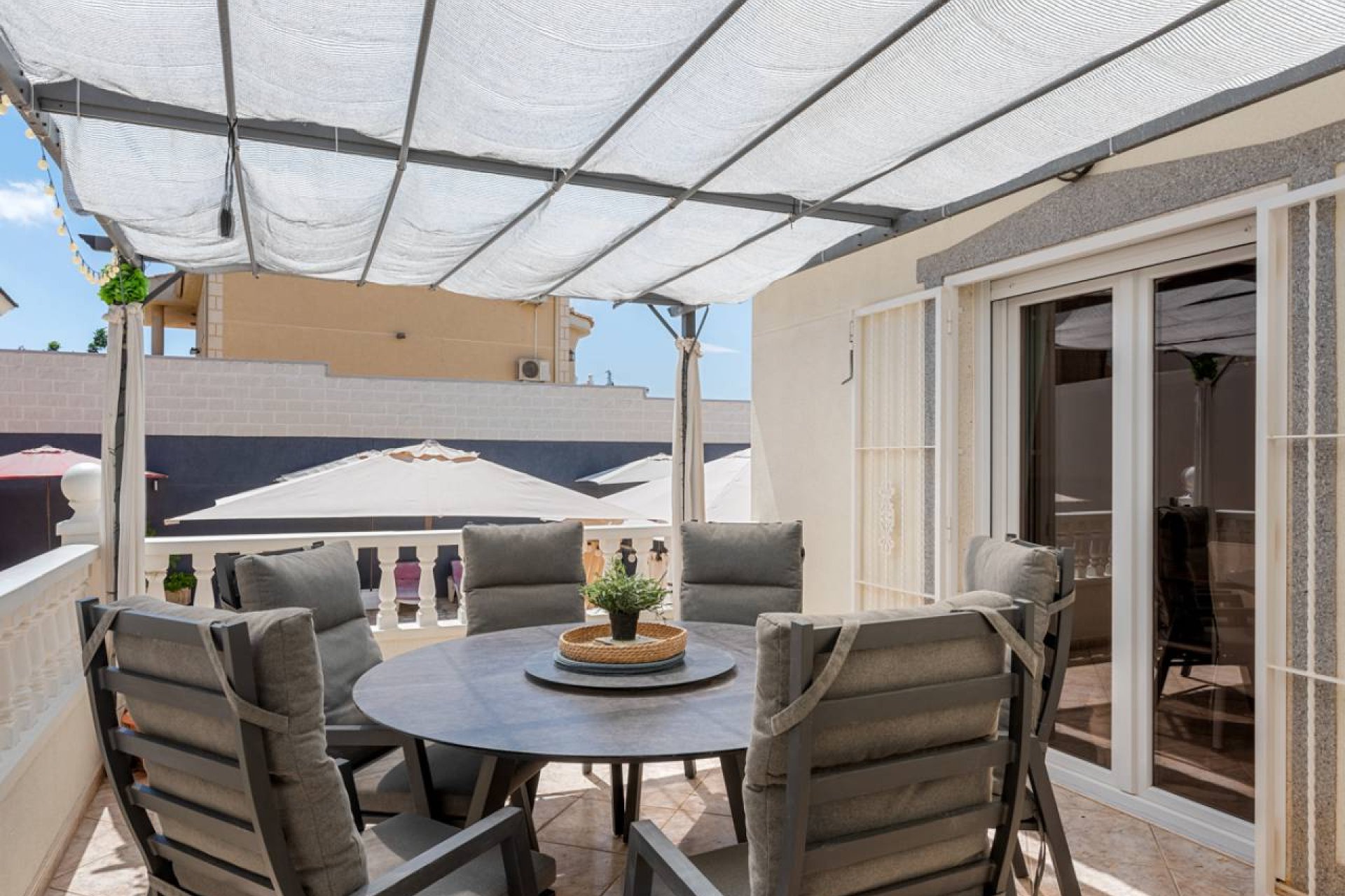 Villa de lujo independiente de 6 dormitorios, con piscina privada y apartamento independiente en Benijófar