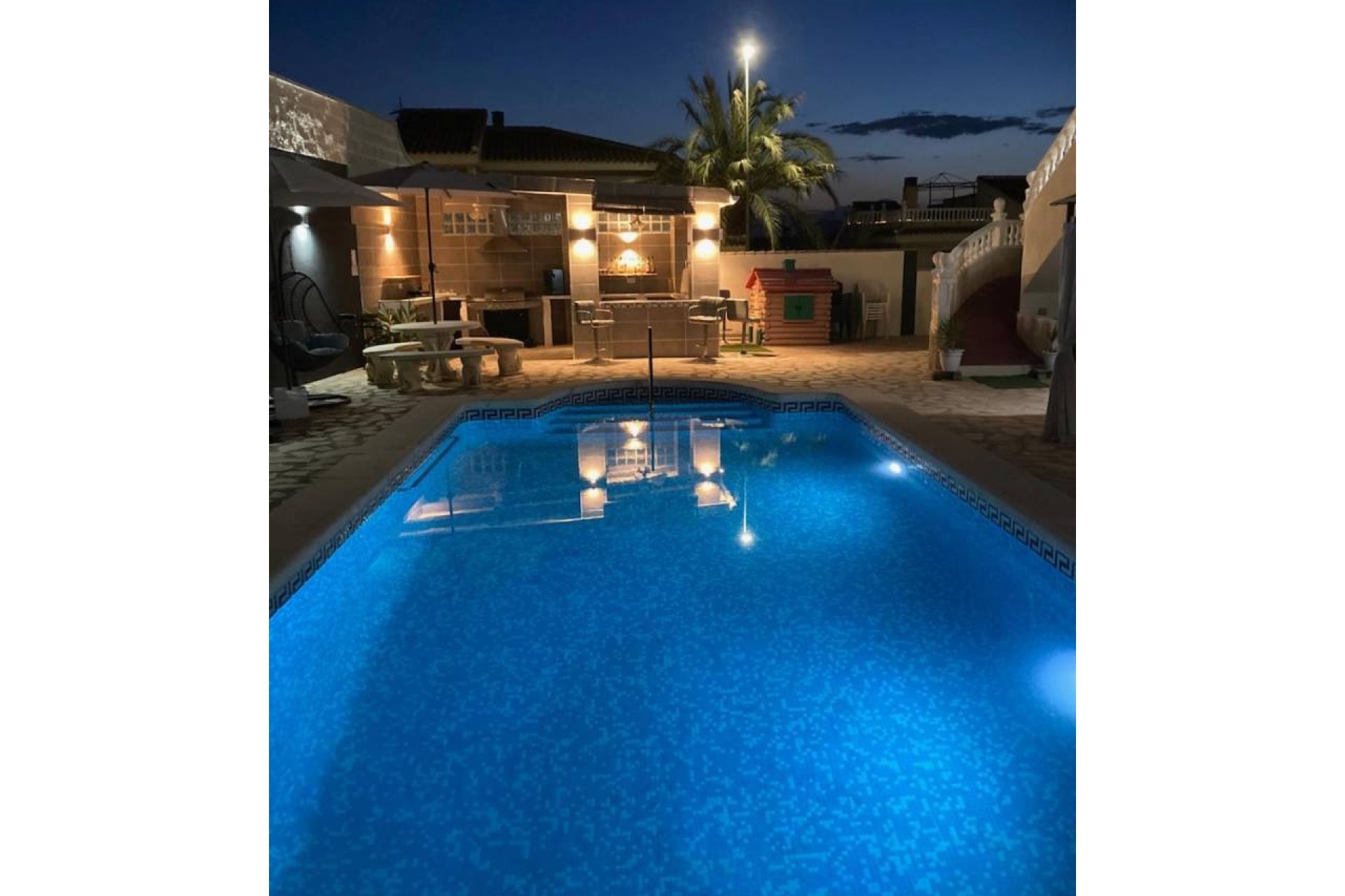 Villa de lujo independiente de 6 dormitorios, con piscina privada y apartamento independiente en Benijófar