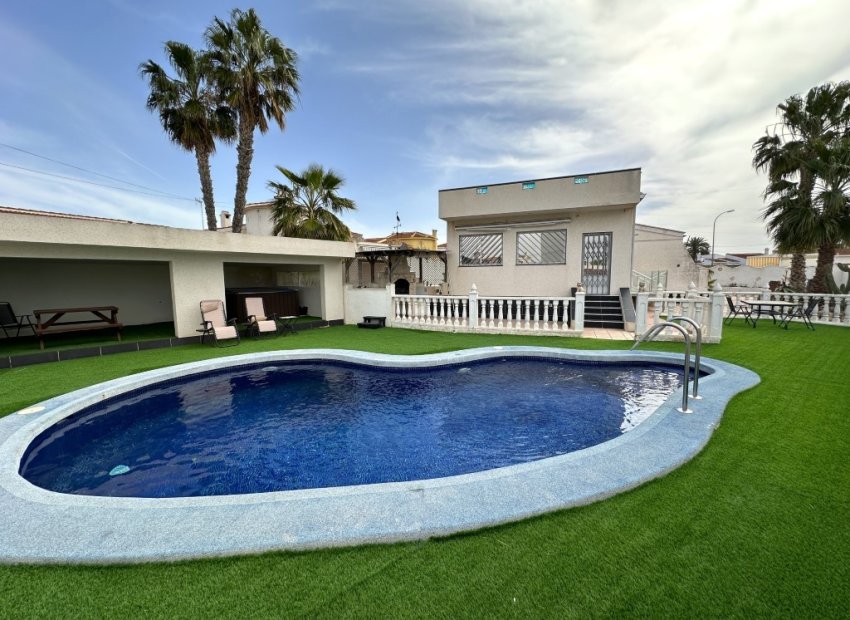 Villa de lujo renovada con piscina privada y estudio para invitados en Ciudad Quesada