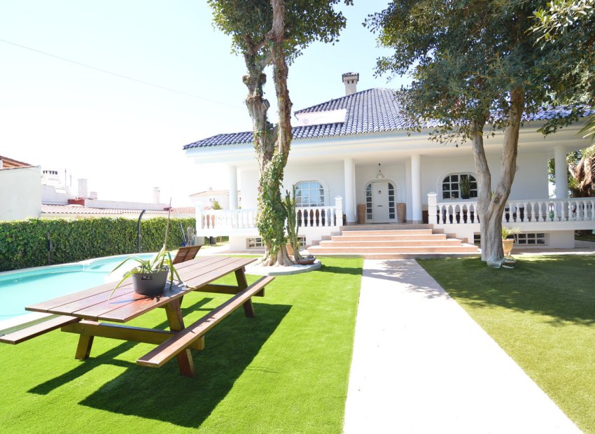 Villa de lujo renovada con piscina y garaje doble en Torrevieja, 4 dormitorios