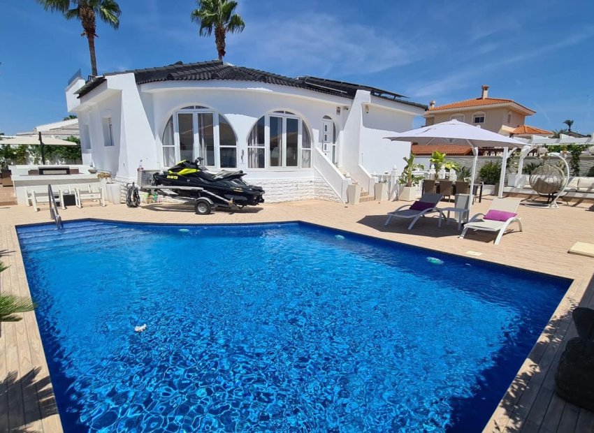 Villa de lujo renovada con piscina y paneles solares en Ciudad Quesada