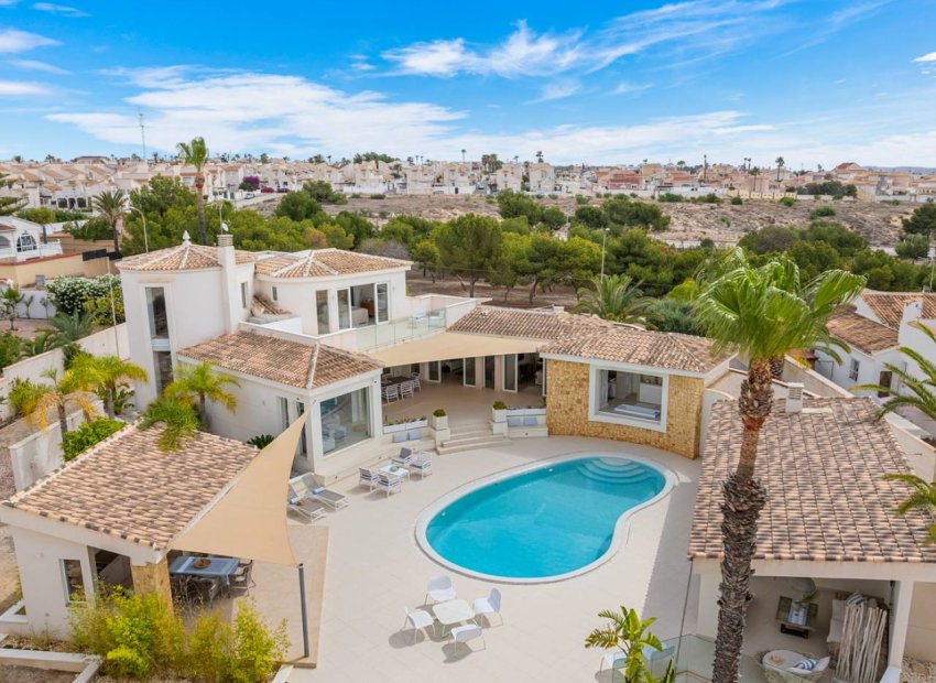 Villa de lujo totalmente renovada con vistas al mar, piscina y privacidad en Ciudad Quesada